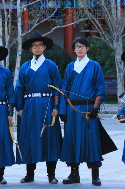 China Classical Ming Dynasty Blue Hanfu Wide Robe for Men