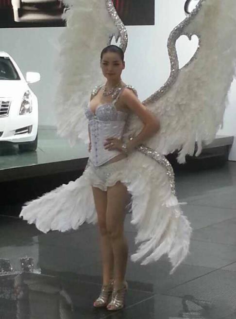 Custom-made Catwalks Props Brazilian Rio Carnival Samba Dance White Feather Deluxe Wings for Women