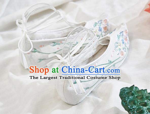 Traditional Chinese National Winter Shoes Embroidered White Shoes Hanfu Shoes for Women