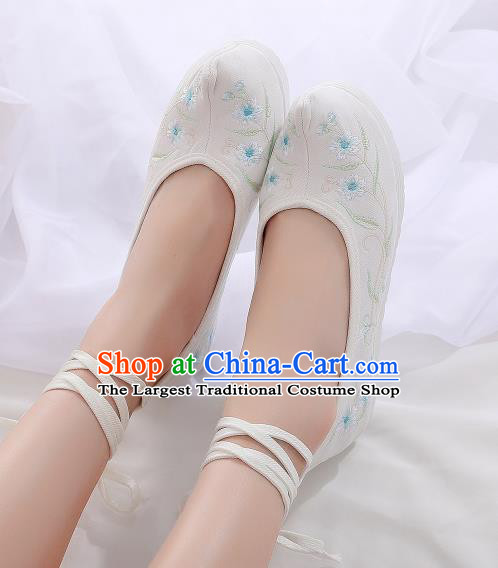 Asian Chinese Traditional Embroidered Frangipani White Shoes Hanfu Shoes National Cloth Shoes for Women