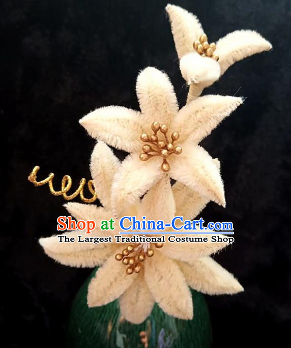 Chinese Ancient Court Light Yellow Velvet Lily Flowers Hairpins Traditional Hanfu Handmade Hair Accessories for Women