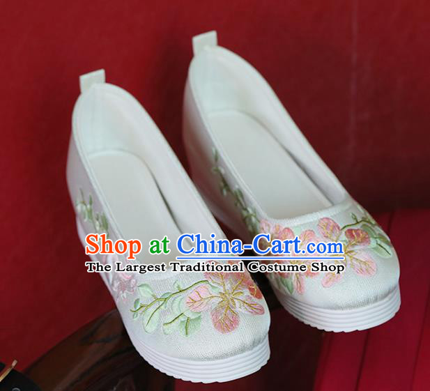 China Embroidered Peach Blossom Rabbit Shoes Hanfu Shoes Princess Shoes Handmade White Cloth Shoes
