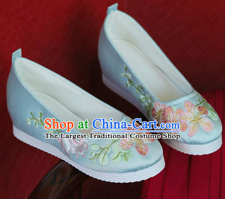 China Handmade Light Blue Cloth Shoes Embroidered Peach Blossom Rabbit Shoes Hanfu Shoes Princess Shoes