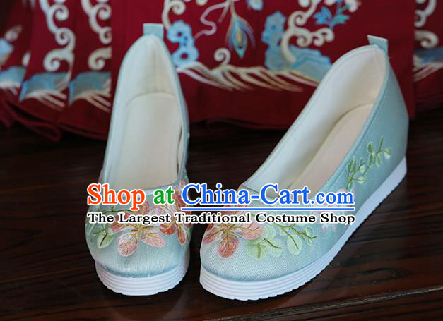 China Handmade Light Blue Cloth Shoes Embroidered Peach Blossom Rabbit Shoes Hanfu Shoes Princess Shoes