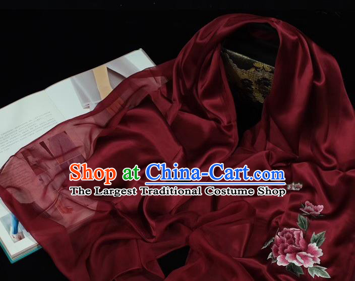 China Embroidered Peony Mother Cappa Suzhou Embroidery Craft Traditional Silk Scarf Wine Red Silk Tippet