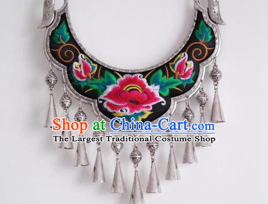 Handmade China Ethnic Folk Dance Accessories Embroidered Necklace National Silver Longevity Lock