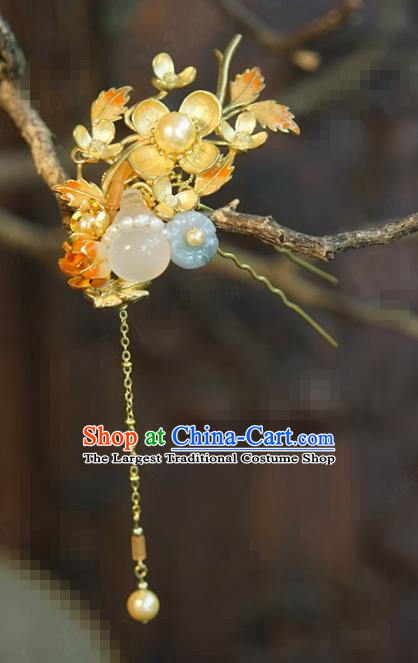 China Wedding Golden Plum Hair Stick Traditional Xiuhe Suit Hair Accessories Palace White Chalcedony Gourd Hairpin
