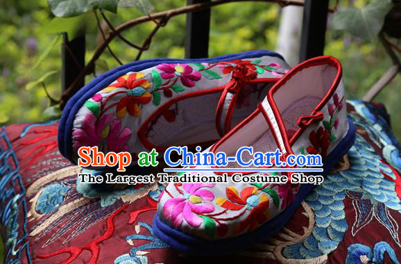 Chinese Traditional National Embroidered White Satin Shoes Hanfu Shoes for Women