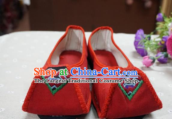 Traditional Chinese Ethnic Bride Red Shoes Handmade Yunnan National Embroidered Shoes Wedding Shoes for Women