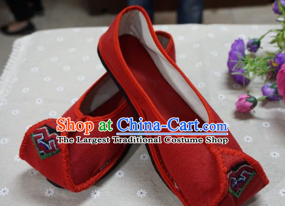 Traditional Chinese Ethnic Bride Red Shoes Handmade Yunnan National Embroidered Shoes Wedding Shoes for Women