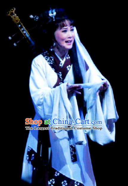 Chinese Kun Opera Distress Maiden White Dresses The Story of Pipa Peking Opera Actress Garment Apparels Costumes and Headpieces