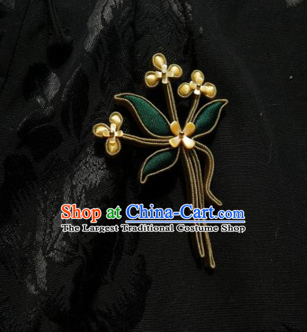 Chinese Classical Cheongsam Silk Fragrans Brooch Traditional Hanfu Accessories Handmade Golden Bell Tassel Breastpin Pendant for Women
