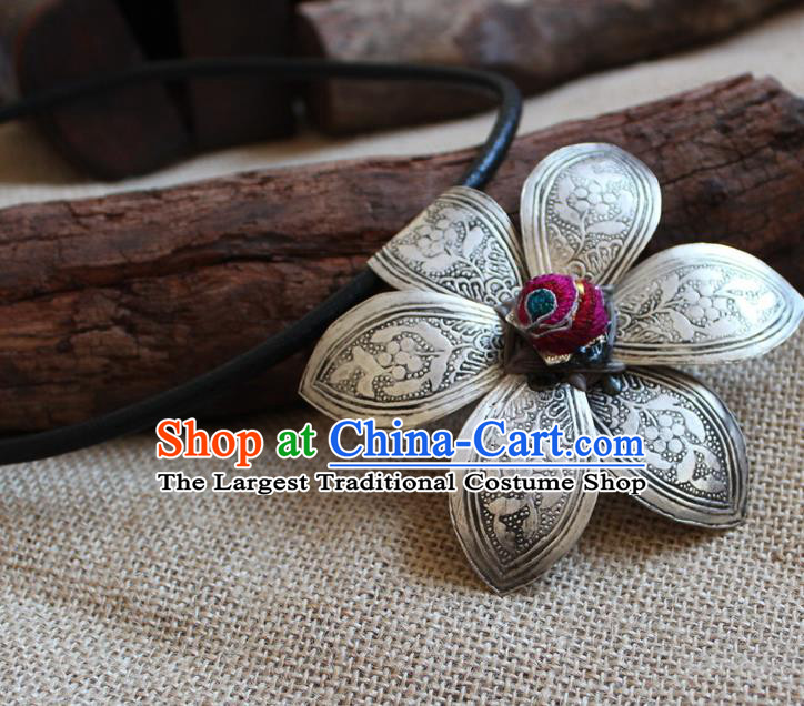 Chinese Handmade Miao Nationality Silver Carving Flower Necklace Traditional Minority Ethnic Jewelry Accessories for Women