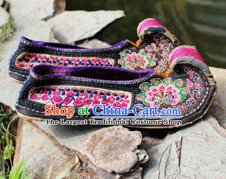 Asian Chinese Handmade Embroidery Flowers Cloth Shoes National Shoes Embroidered Shoes Traditional Yunnan Ethnic Shoes for Women