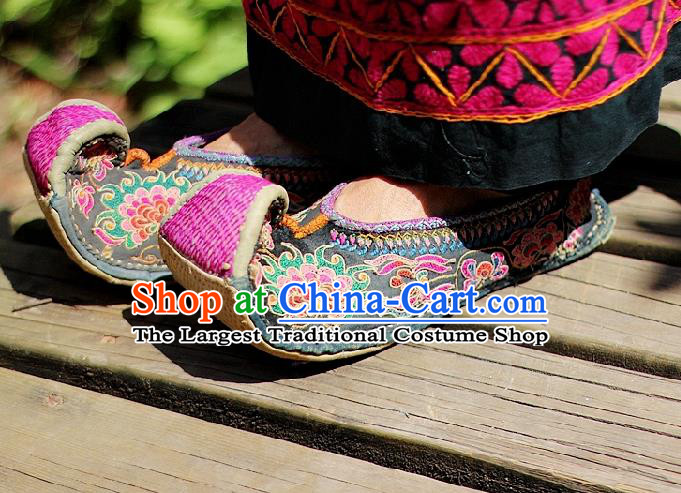 Asian Chinese National Shoes Handmade Embroidery Cloth Shoes Embroidered Shoes Traditional Yunnan Ethnic Shoes for Women