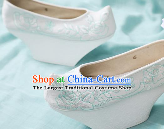 Chinese Qing Dynasty Court Lady White Satin Saucers Shoes Ancient Princess Embroidery Rose Shoes Traditional Embroidered Shoes Handmade Hanfu Shoes