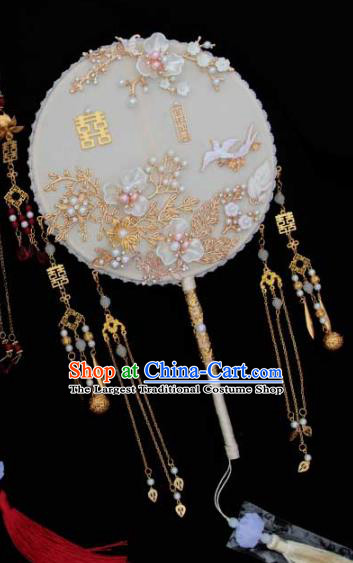 China Traditional Shell Flowers White Fan Handmade Golden Tassel Palace Fan Classical Wedding Circular Fan