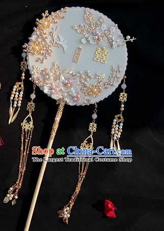 China Handmade Wedding White Palace Fan Classical Dance Fan Traditional Bride Shell Flowers Fan