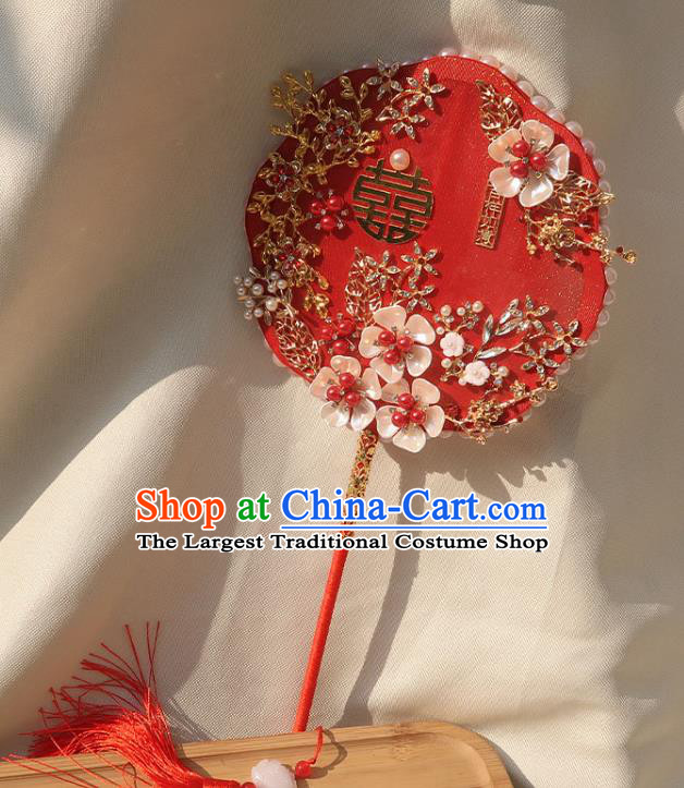 China Handmade Wedding Red Palace Fan Classical Dance Pearls Silk Fan Traditional Bride Shell Flowers Fan