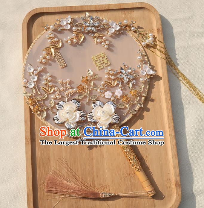 China Classical Dance White Silk Fan Traditional Wedding Pearls Circular Fan Handmade Bride Shell Camellia Palace Fan