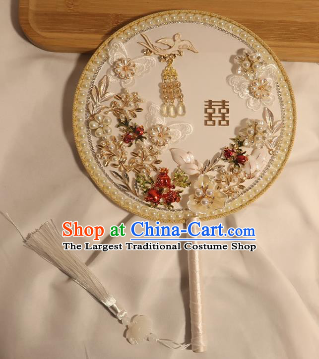China Traditional Wedding Shell Flowers Circular Fan Classical Dance Silk Fan Handmade Bride Lace Butterfly Palace Fan