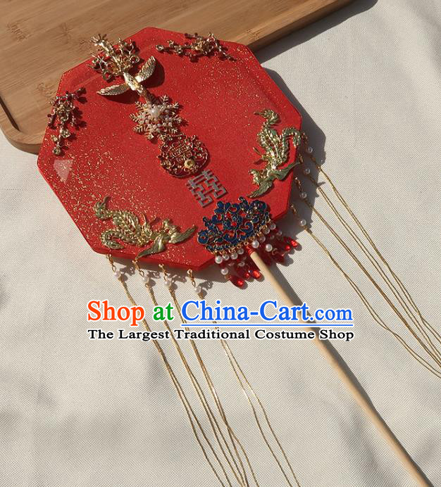 China Classical Dance Golden Bells Tassel Fan Handmade Bride Red Palace Fan Traditional Wedding Shell Flowers Fan