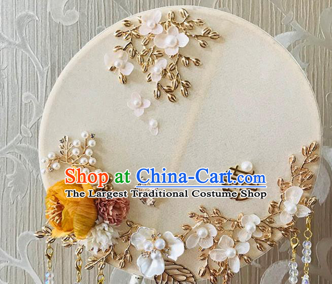 China Bride Palace Fan Handmade Wedding Yellow Rose Circular Fan Traditional Beige Silk Hanfu Fan