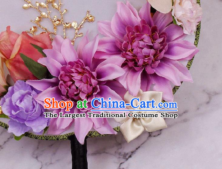China Handmade Rosy Flowers Circular Fan Traditional Xiuhe Suit Silk Fan Wedding Bride Palace Fan