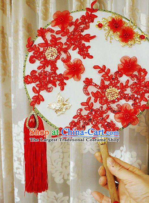 China Handmade Red Tassel Circular Fan Traditional Xiuhe Suit Silk Fan Wedding Bride Lace Palace Fan