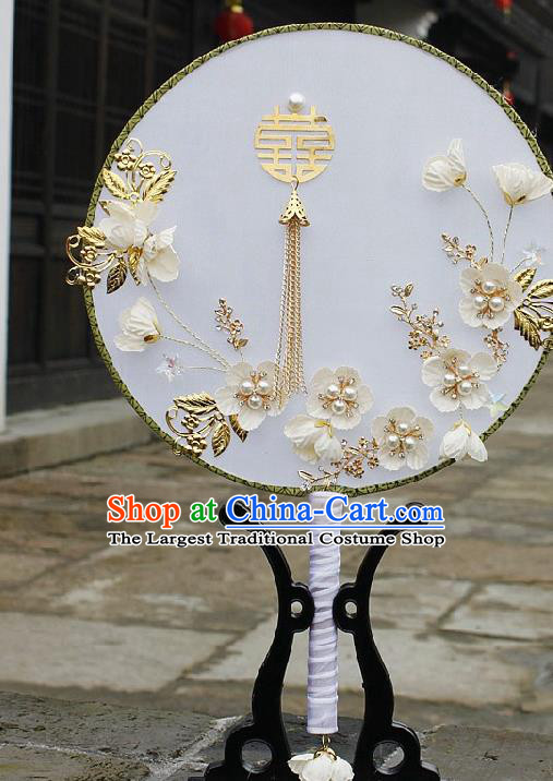 China Bride White Plum Circular Fan Handmade Palace Fan Traditional Wedding Xiuhe Suit Silk Fan