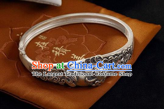 China Handmade Silver Carving Pi Xiu Bracelet Traditional Wristlet Bangle Jewelry