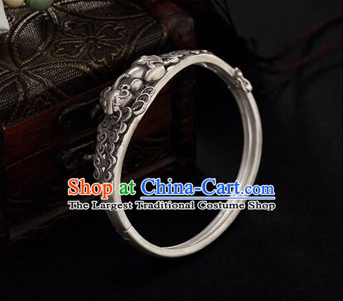 China Handmade Silver Carving Pi Xiu Bracelet Traditional Wristlet Bangle Jewelry