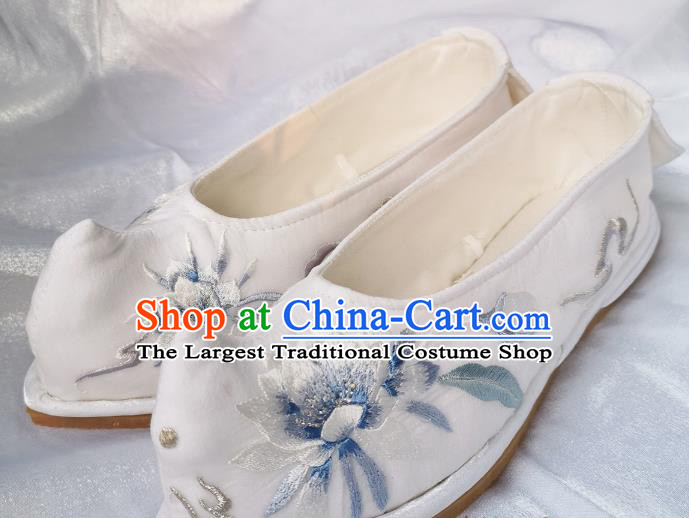 Handmade Chinese Traditional Ming Dynasty Princess Shoes Embroidered Epiphyllum Shoes White Satin Shoes
