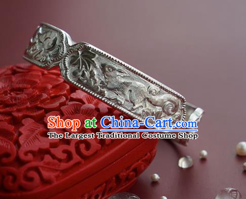 China Traditional National Carving Squirrel Grape Bangle Jewelry Handmade Silver Bracelet Accessories
