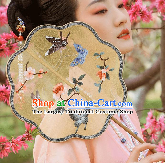 China AnChina Traditional Wedding Yellow Silk Fans Handmade Painting Butterfly Fan Ancient Hanfu Palace Fancient Hanfu Palace Fan Traditional Wedding Fans Handmade Painting Begonia White Silk Fan