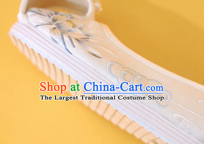 China Classical Beads Tassel Shoes Embroidered Epiphyllum Shoes Traditional National Shoes