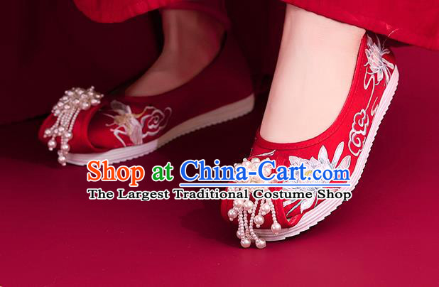 China Red Embroidered Epiphyllum Shoes Traditional National Cloth Shoes Classical Beads Tassel Shoes