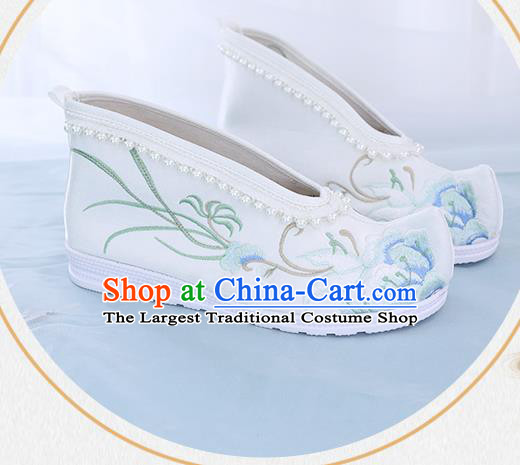 China Traditional Ming Dynasty Princess Shoes Embroidered Shoes National White Cloth Shoes