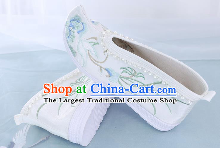 China Traditional Ming Dynasty Princess Shoes Embroidered Shoes National White Cloth Shoes
