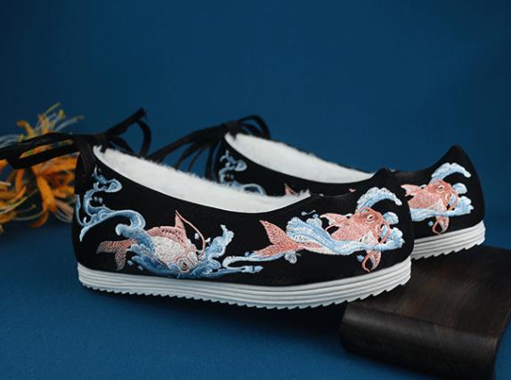 China Handmade Traditional Shoes National Winter Shoes Embroidered Fishes Black Cloth Shoes