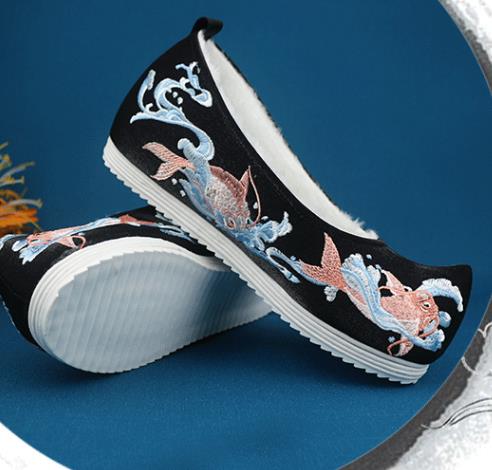 China Handmade Traditional Shoes National Winter Shoes Embroidered Fishes Black Cloth Shoes