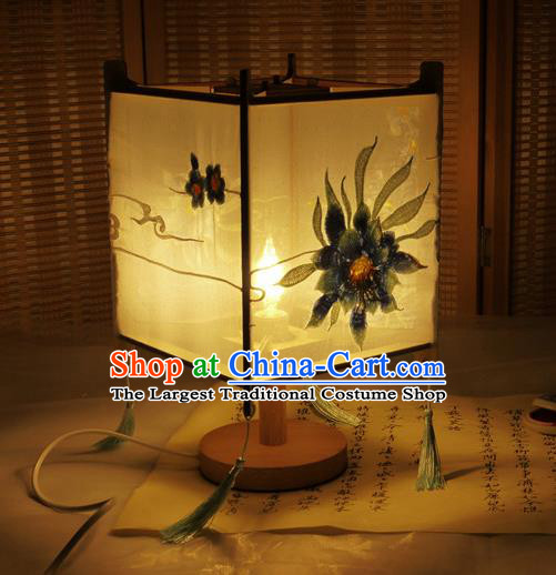 China Classical White Cloth Palace Lantern Traditional Spring Festival Desk Lantern Handmade Embroidered Epiphyllum Lamp
