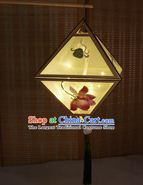 China Handmade Embroidered Lotus Portable Lamp Classical Rhombus Palace Lantern Traditional Spring Festival Lanterns