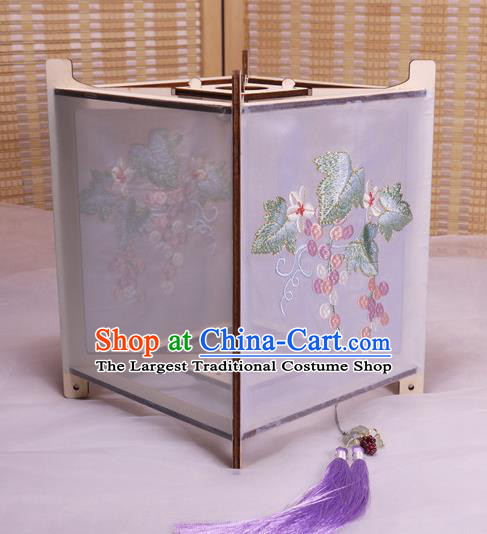 China Classical Silk Palace Lantern Traditional Spring Festival Lanterns Handmade Embroidered Grape Desk Lamp