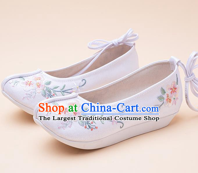 China Traditional Hanfu Shoes Ming Dynasty Women Shoes Classical Embroidered White Cloth Shoes