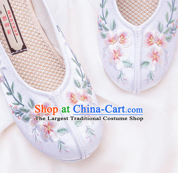 China Traditional Hanfu Shoes Ming Dynasty Women Shoes Classical Embroidered White Cloth Shoes