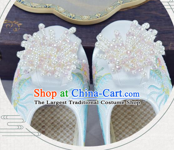 China Women White Embroidered Shoes Wedding Beads Tassel Shoes Traditional Xiuhe Suit Shoes