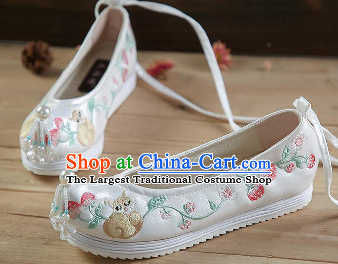 China Beads Tassel Shoes Hanfu Shoes Embroidered Strawberry Squirrel Shoes White Satin Shoes