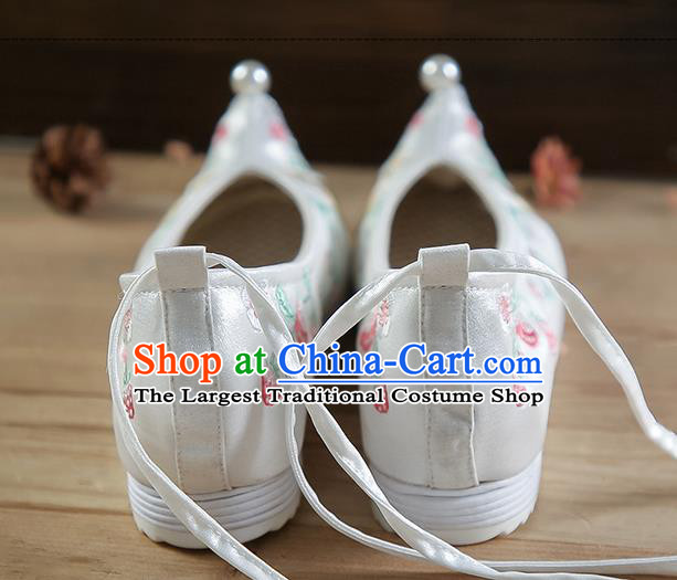 China Beads Tassel Shoes Hanfu Shoes Embroidered Strawberry Squirrel Shoes White Satin Shoes