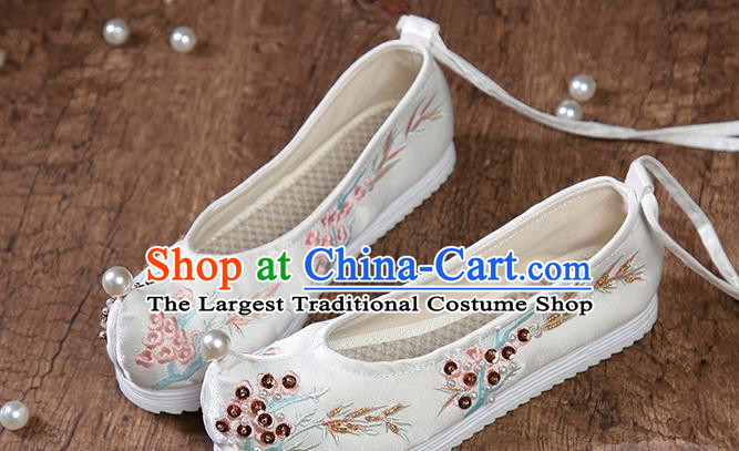 China Traditional Hanfu Shoes Embroidered Sequins Shoes Ancient Ming Dynasty Princess White Satin Shoes